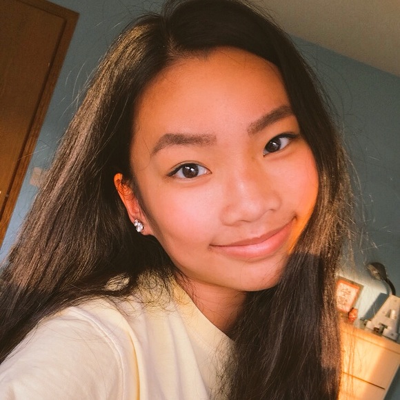 Profile Picture of Anna Millard (@annamillard2) on Poshmark