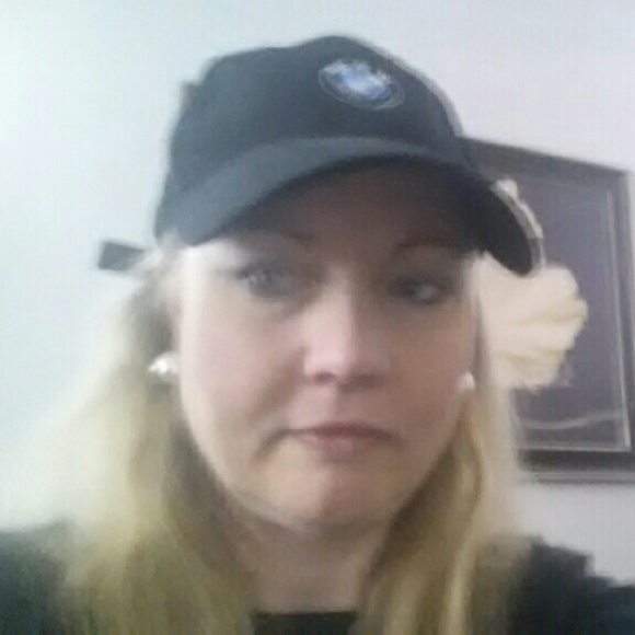 Profile Picture of Christine Oneill (@chrissyb4109) on Poshmark