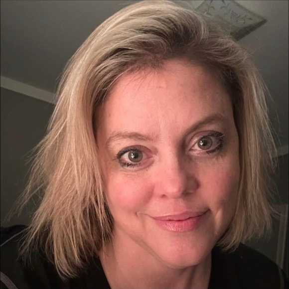 Andrea Moleski - Poshmark Profile Picture of Andrea Moleski (@mommamo3) on Poshmark