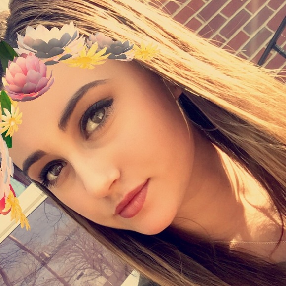 Profile Picture of Nicki Castaldi (@nicoleeennaa) on Poshmark