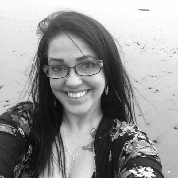 Profile Picture of Elizabeth Hoogland (@beth1205) on Poshmark