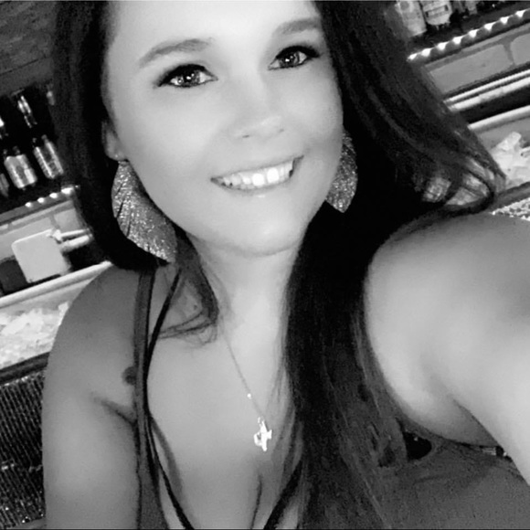 Profile Picture of Hallie Swindoll (@halluedayle) on Poshmark