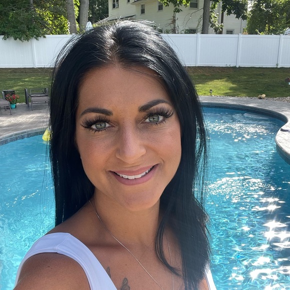 Profile Picture of Amy Bartolucci (@alugo1213) on Poshmark