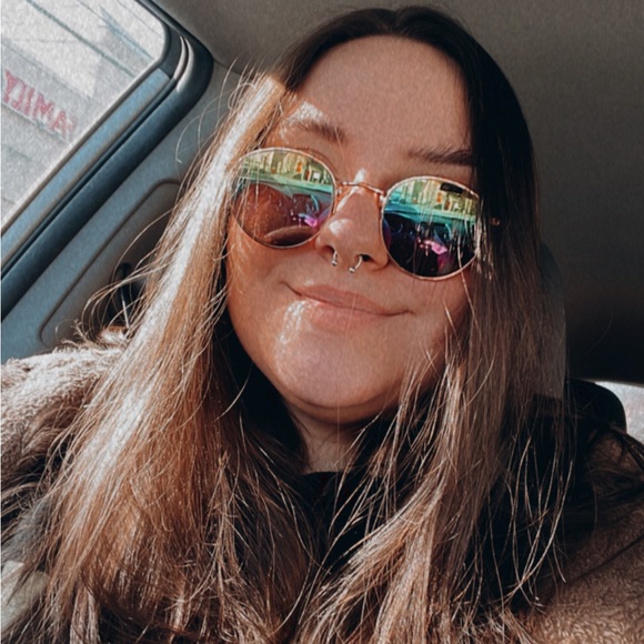 Profile Picture of Sam D (@samidip724) on Poshmark