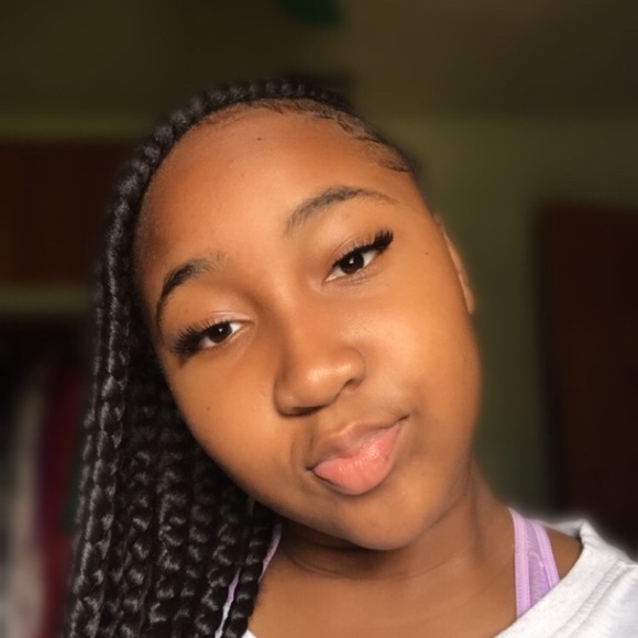 Profile Picture of Cassandra Noel (@cassandran305) on Poshmark