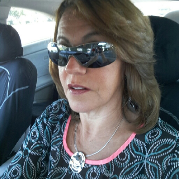 Profile Picture of Leila Schendel (@comet47) on Poshmark