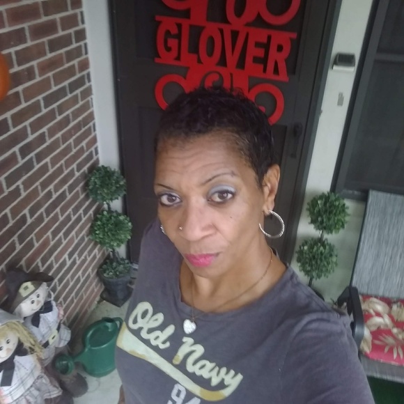 Profile Picture of Michelle Glover (@michellglover) on Poshmark