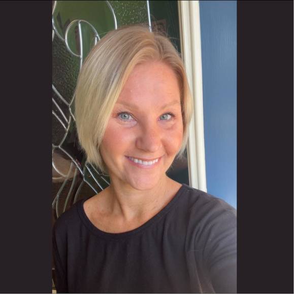 Profile Picture of Dawn Bender (@dawnromanco) on Poshmark