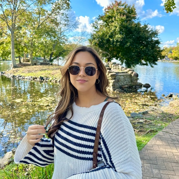 Profile Picture of Carolyn Glauda (@carolynglauda) on Poshmark