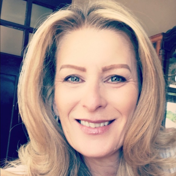 Profile Picture of Dawn Vail (@dawnboelman) on Poshmark