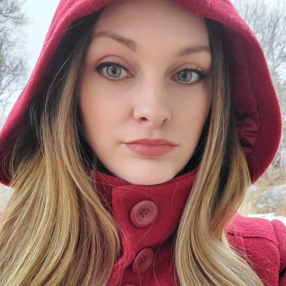 Profile Picture of Amanda Bayers (@amandabayers11) on Poshmark