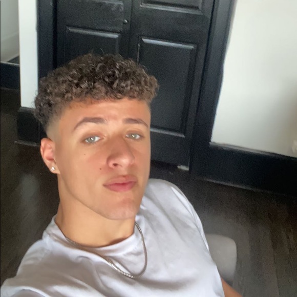 Profile Picture of Matthew Macedo (@matthewmacedo10) on Poshmark