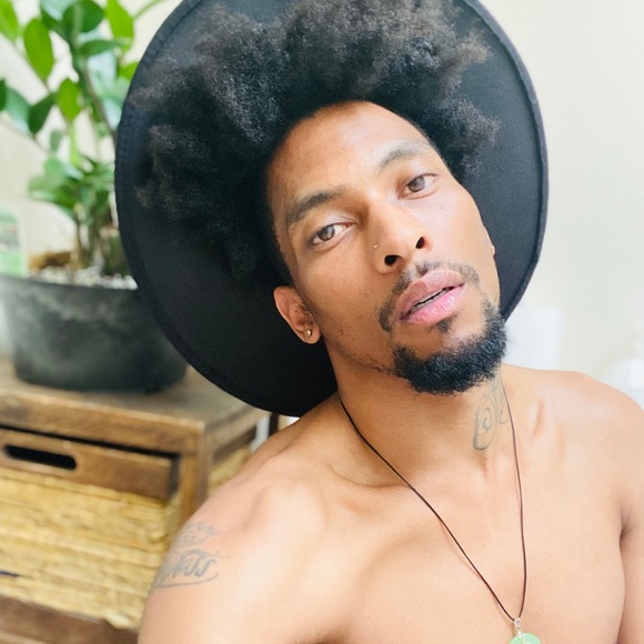 Profile Picture of Kevin Aikens (@kevinaikens) on Poshmark