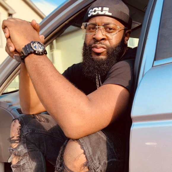 Diontae Columbus - Poshmark Profile Picture of Diontae Columbus (@diontaecolumbus) on Poshmark