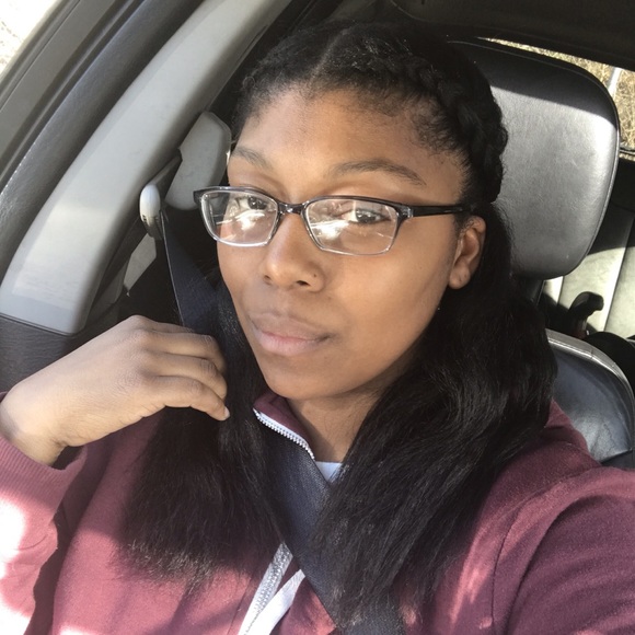 Profile Picture of Ariel Hart (@arielh86) on Poshmark