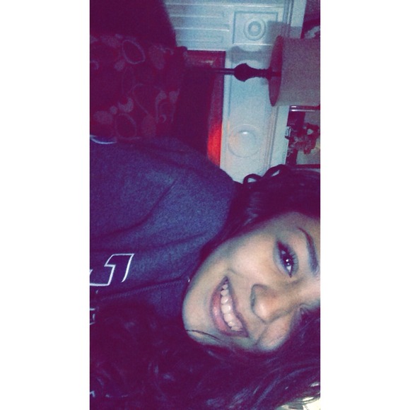 Profile Picture of Mikaela Alvarez (@mikaelaalvarez3) on Poshmark