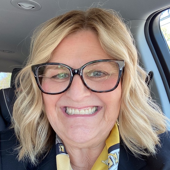 Profile Picture of Teri Riesenberg (@teririesenberg) on Poshmark