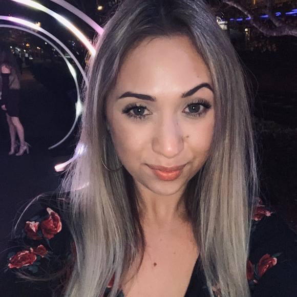 Profile Picture of Amber Eschbacher (@ambereschbacher) on Poshmark