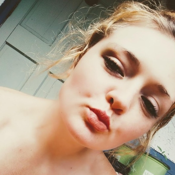 Profile Picture of Payton Devole (@queenpaypay) on Poshmark