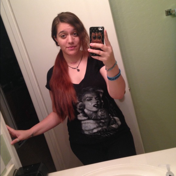 Profile Picture of Trailee Schanaman (@traileealesha) on Poshmark