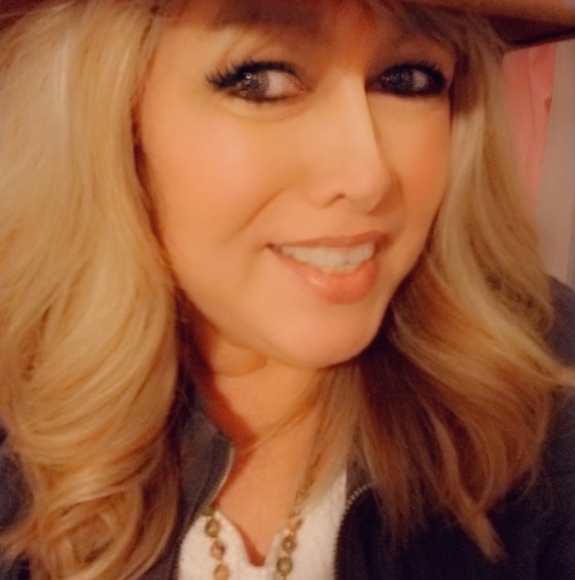 Profile Picture of Wanda gaskins Hardee (@wandaghardee) on Poshmark