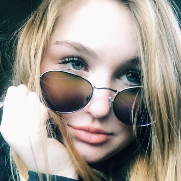 Profile Picture of Emma Baumli (@emmabaumli) on Poshmark