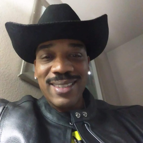 Profile Picture of Robert Wilkes (@robw3102) on Poshmark