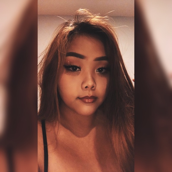 Profile Picture of Lyla Xiong (@llxiomg) on Poshmark