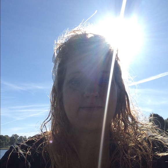 Profile Picture of Wendy Fulps (@wendyg27) on Poshmark