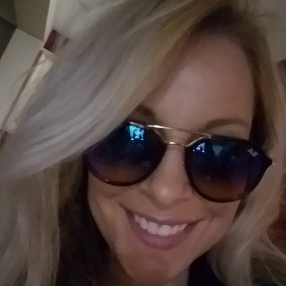 Profile Picture of Melissa Rajek (@mrajek) on Poshmark