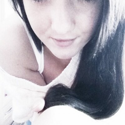 Profile Picture of Hollie West (@holliewest2) on Twitter