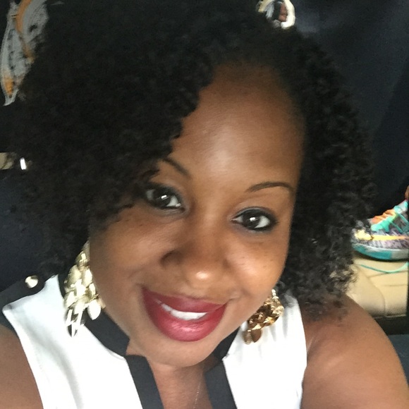 Profile Picture of Danielle Latimer (@dannyloves2shop) on Poshmark