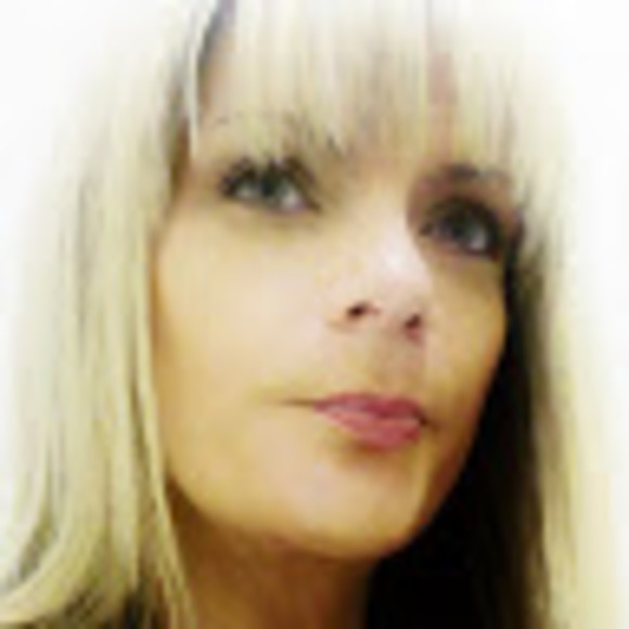 Profile Picture of Paula Mc (@_sugarpink_) on Poshmark