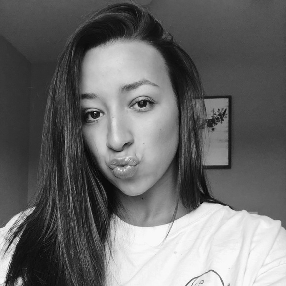 Profile Picture of Alex Evett (@alexevett17) on Poshmark