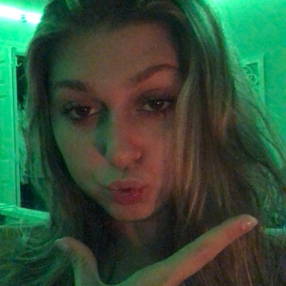 Profile Picture of Sarah Gutzmer (@sarahsarah66240) on Poshmark