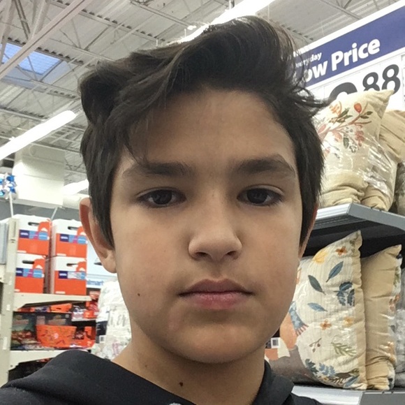 Profile Picture of Sam Awad (@sam_awad) on Poshmark