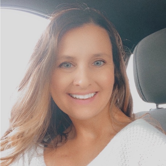 Profile Picture of Ashley Hums (@amhums87) on Poshmark