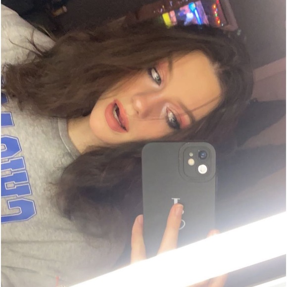 Profile Picture of Andrea Lauscher (@andrealauscher) on Poshmark