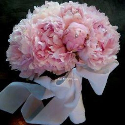 Profile Picture of Lori Schumacher (@bloomboxfloral) on Twitter
