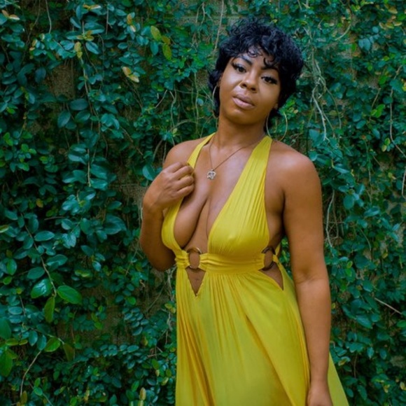 Profile Picture of Sapphire Albright (@iamsapphire) on Poshmark