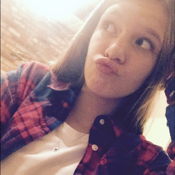 Profile Picture of Mariah Andrewson (@mariahandrewson) on Poshmark