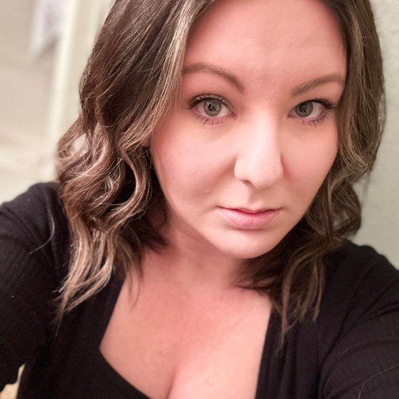 Profile Picture of Karla Arnold (@xoxo_karlaaaaaa) on Poshmark