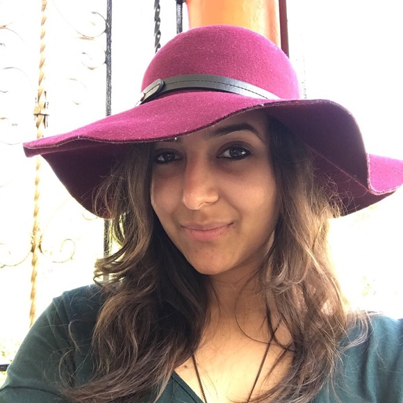 Profile Picture of Ani Almanzar (@anibelky012) on Poshmark