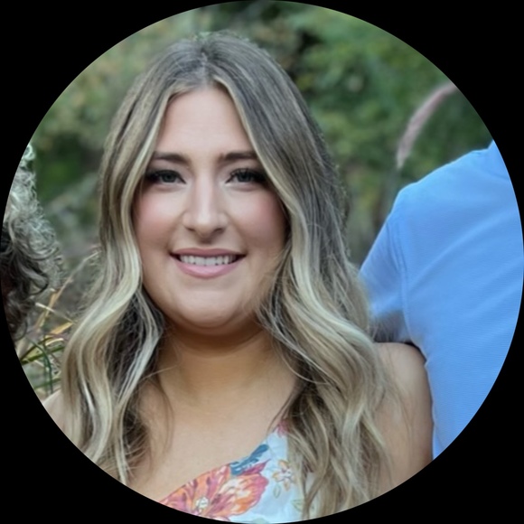 Profile Picture of Alexa Dusselier (@adusselier) on Poshmark