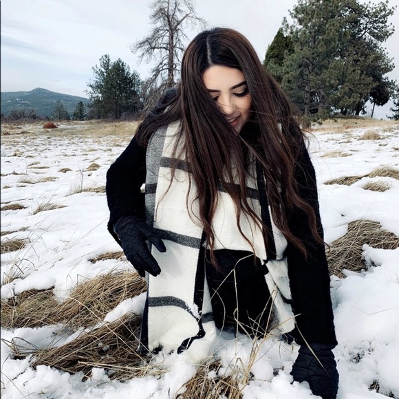 Profile Picture of Isabel Iniguez (@queenisaa) on Poshmark