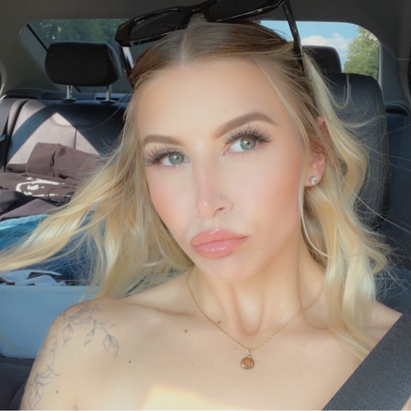 Profile Picture of Aleksandra Olearczyk (@a_olearczyk) on Poshmark