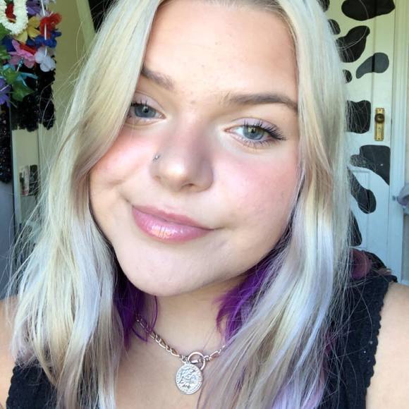 Profile Picture of Emily Patsey (@emilypatsey) on Poshmark