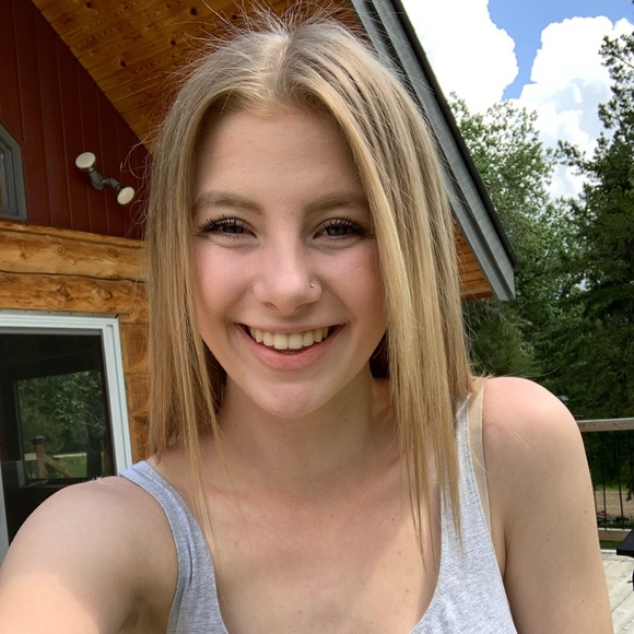 Profile Picture of Sydney Boschman (@sydneyboschman) on Poshmark