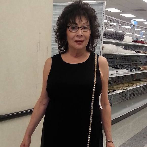 Profile Picture of Claire Dellarciprete (@dowabisabi) on Poshmark