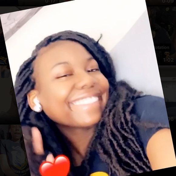 Profile Picture of Niah Niah (@zaniahbenton) on Poshmark